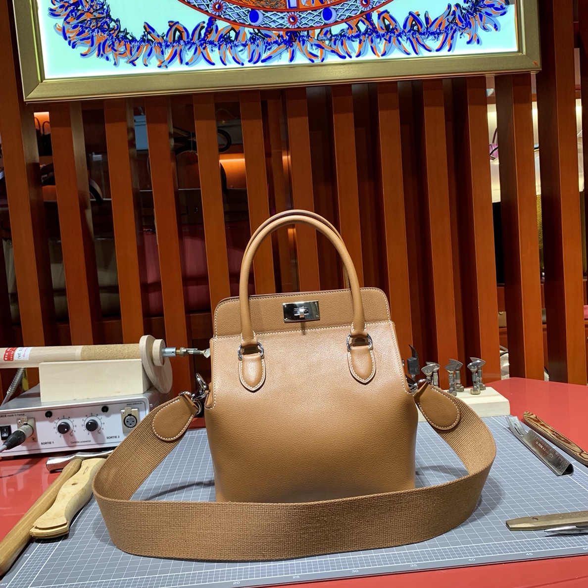 爱马仕牛奶包尺寸 Hermes金棕色进口Swift皮toolbox包包20cm 金银扣