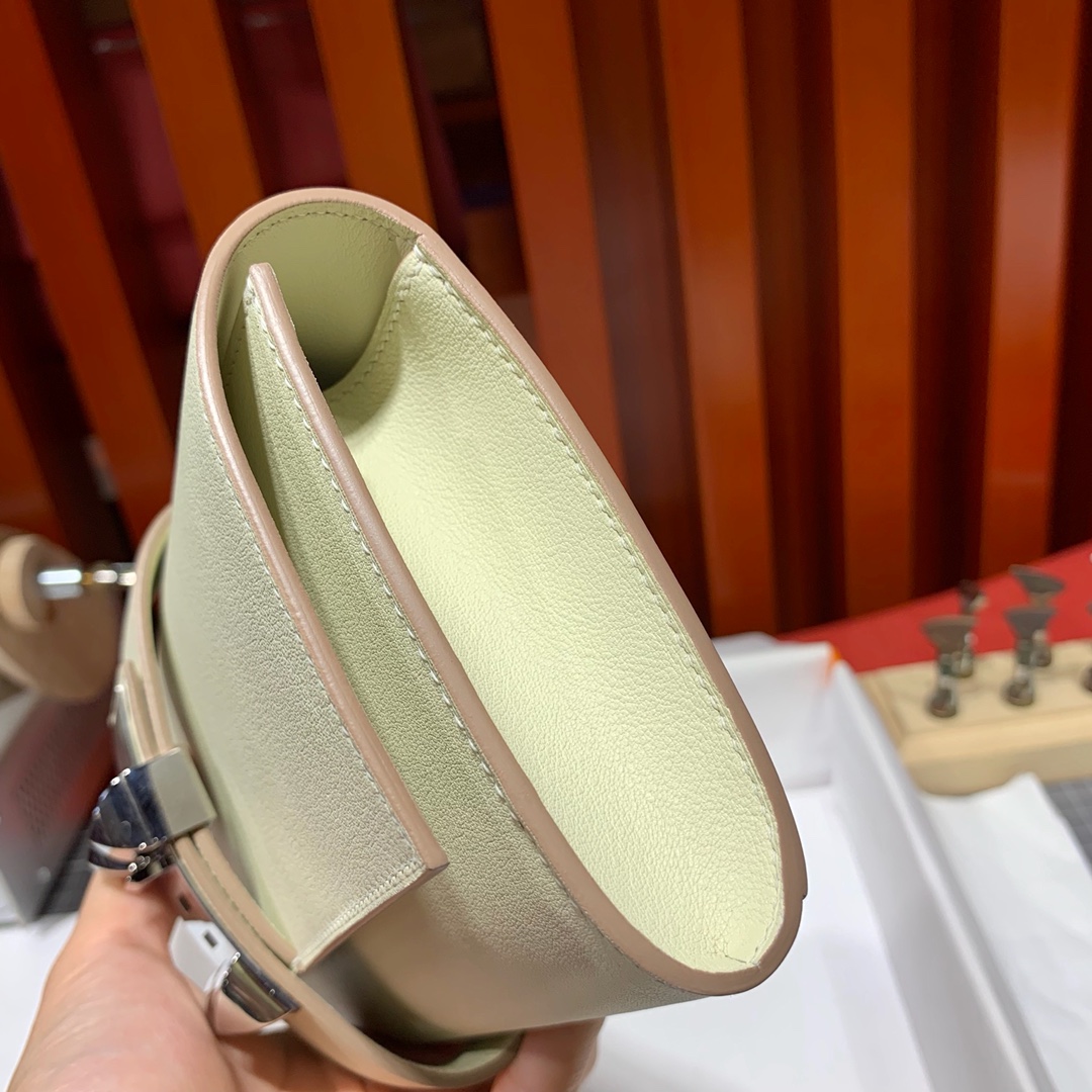 Hermes晚宴包 爱马仕奶昔白Swift皮Medor clutch CDC手包 银扣