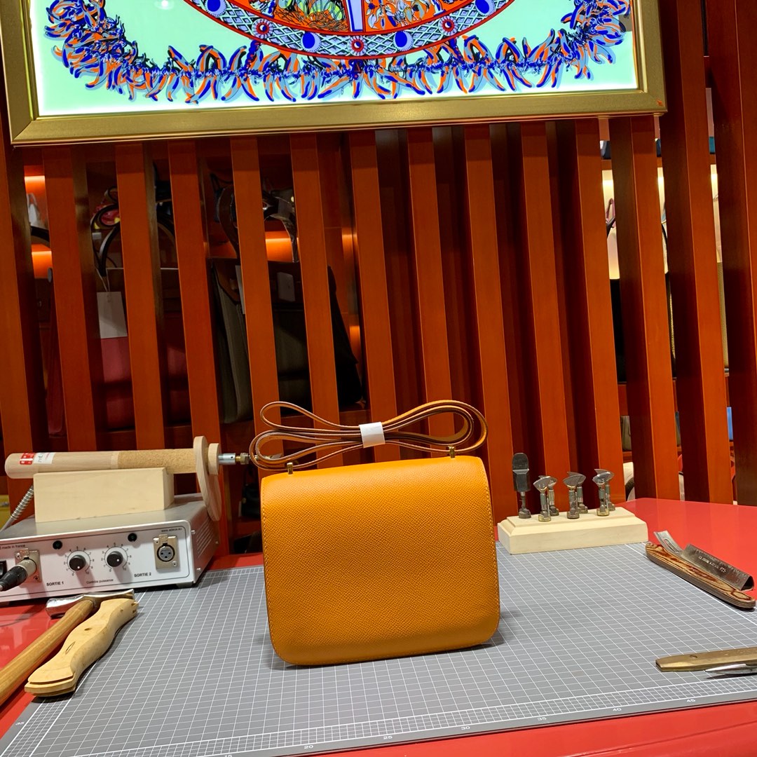 爱马仕空姐包价格 Hermes杏黄色掌纹牛皮康斯坦包Constance19CM 金扣