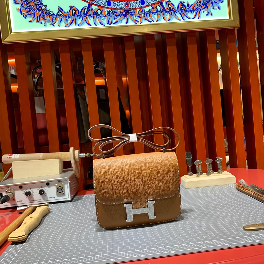 爱马仕空姐包批发 Hermes Constance19CM 土黄色掌纹牛皮 银扣