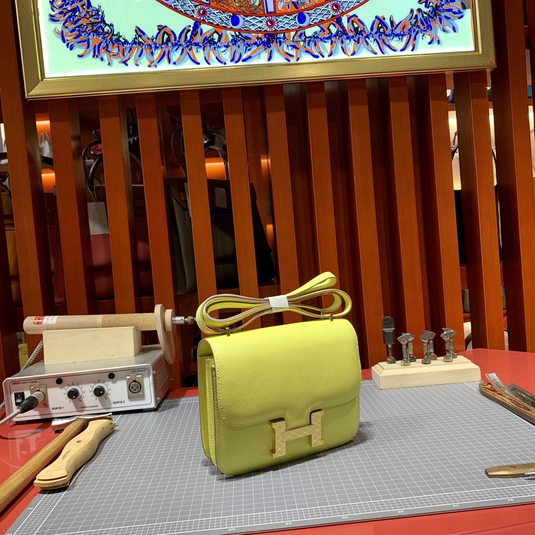 Hermes Constance18CM 爱马仕Epsom掌纹牛皮康斯坦包 鹅蛋黄 金扣