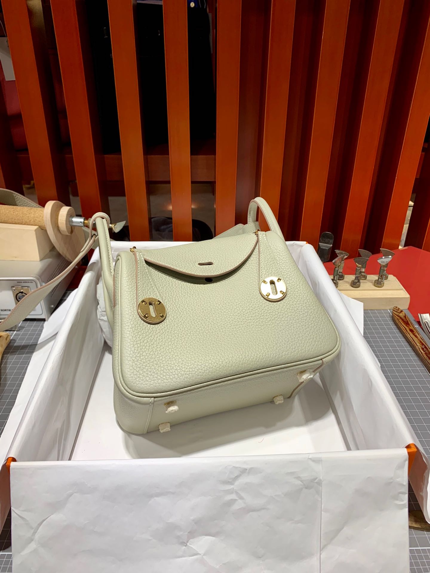 爱马仕迷你琳迪包尺寸 Hermes水泥灰Togo牛皮Mini Lindy20CM 金银扣