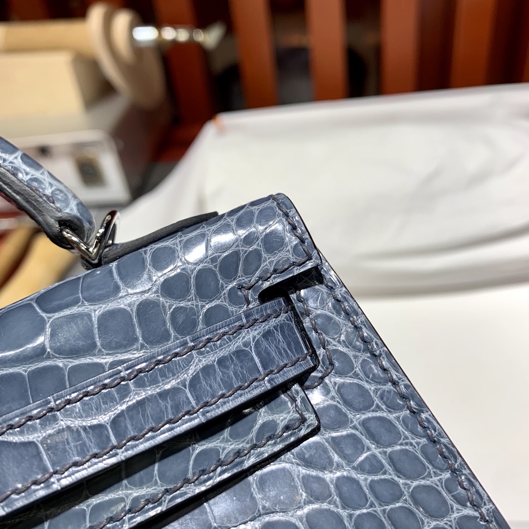 爱马仕包包官网 Hermes Minikelly19CM 2代迷你凯莉包 牛仔蓝亮光鳄鱼皮