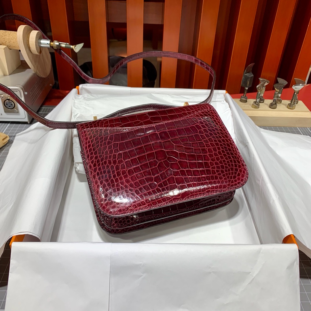现货 Hermes包包官网 爱马仕亮光鳄鱼皮康斯坦包Constance19CM 酒红色 金扣