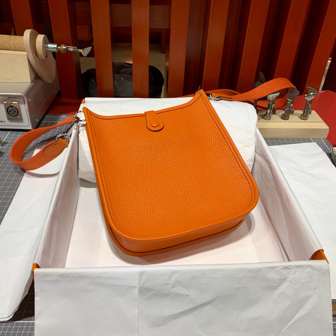 Herme包包官网 爱马仕伊芙琳包Mini Evelyne17CM 经典橙TC牛皮 银扣
