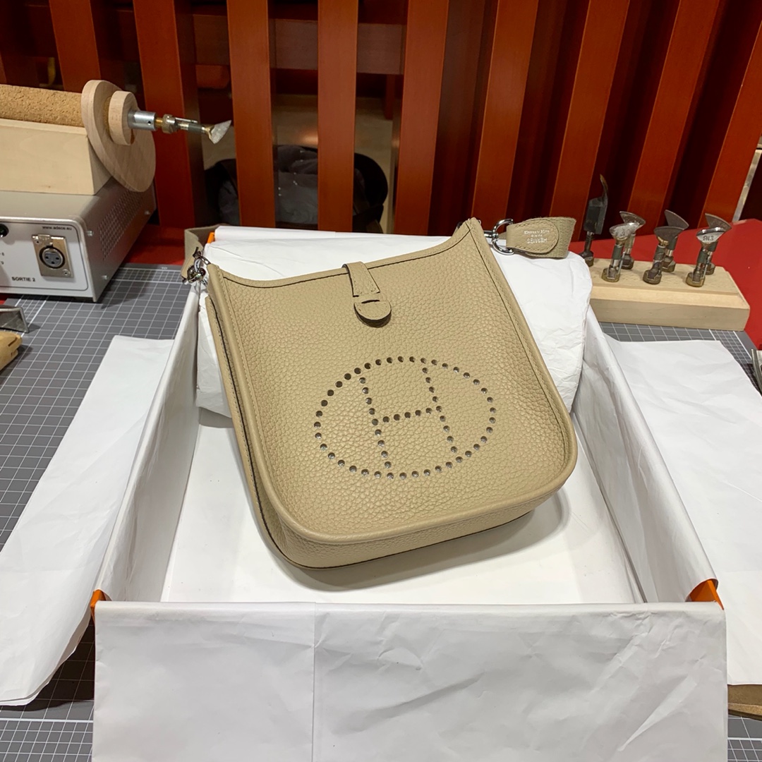 广州白云皮具城 Hermes爱马仕迷你伊芙琳包Mini Evelyne17CM 风衣灰