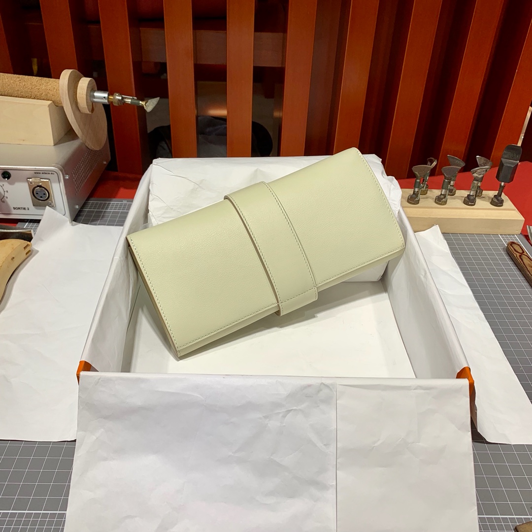Hermes晚宴包 爱马仕奶昔白Swift皮Medor clutch CDC手包 银扣