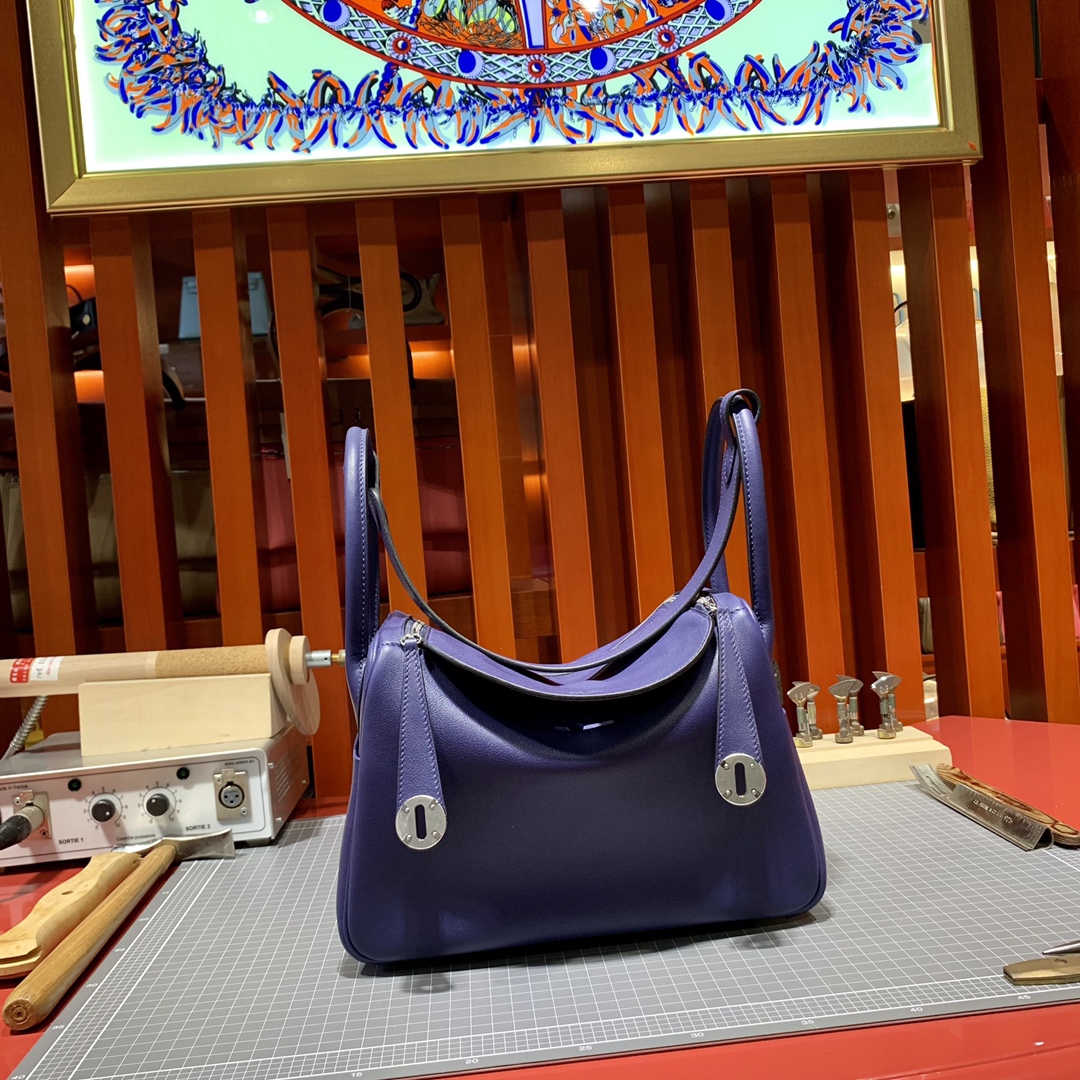 爱马仕琳迪包尺寸 Hermes Lindy26CM M3水墨蓝原厂Swift皮 金银扣