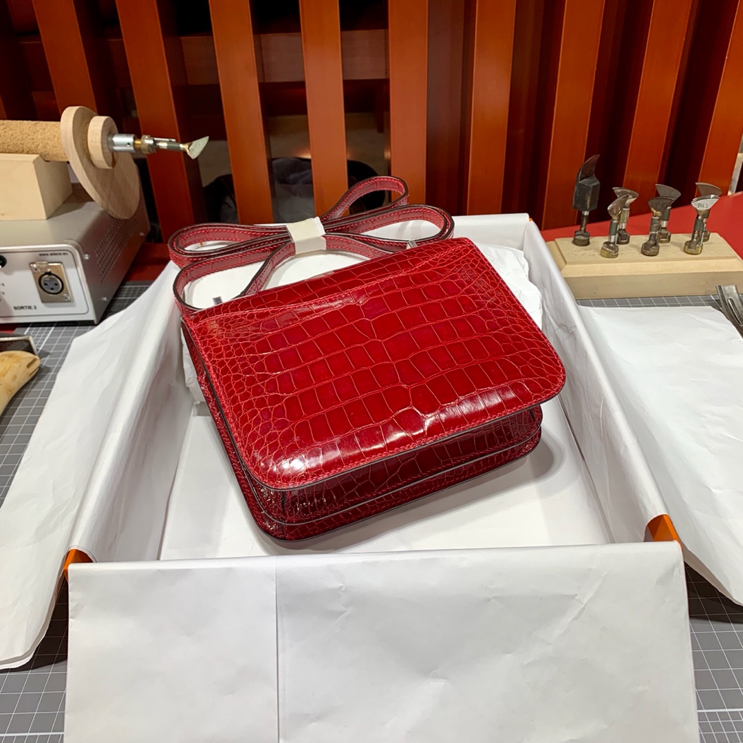 现货 爱马仕康斯坦包 Hermes Constance19cm 中国红亮光鳄鱼皮 银扣