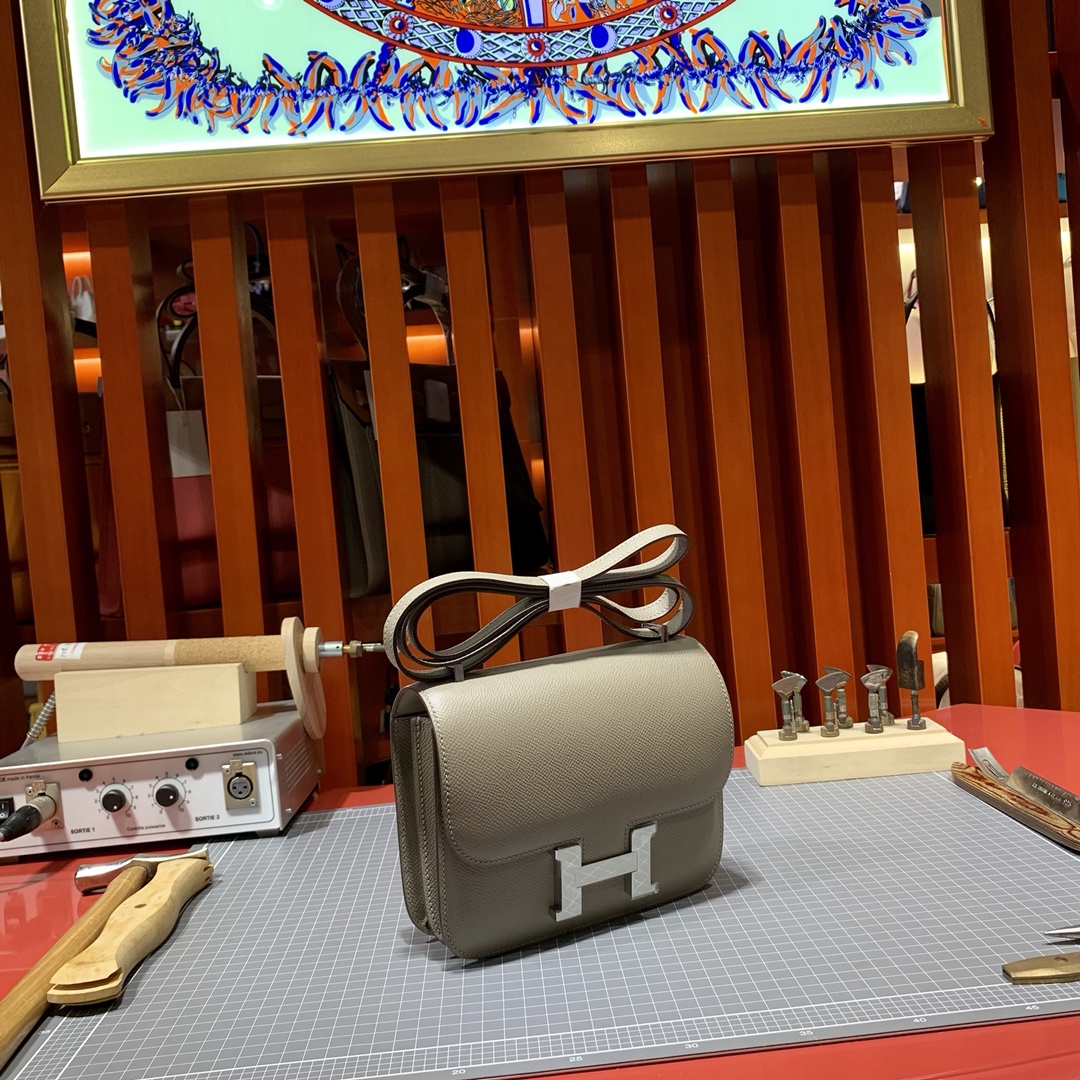 爱马仕女包价格 Hermes Constance19CM 沥青灰掌纹牛皮空姐包 银扣