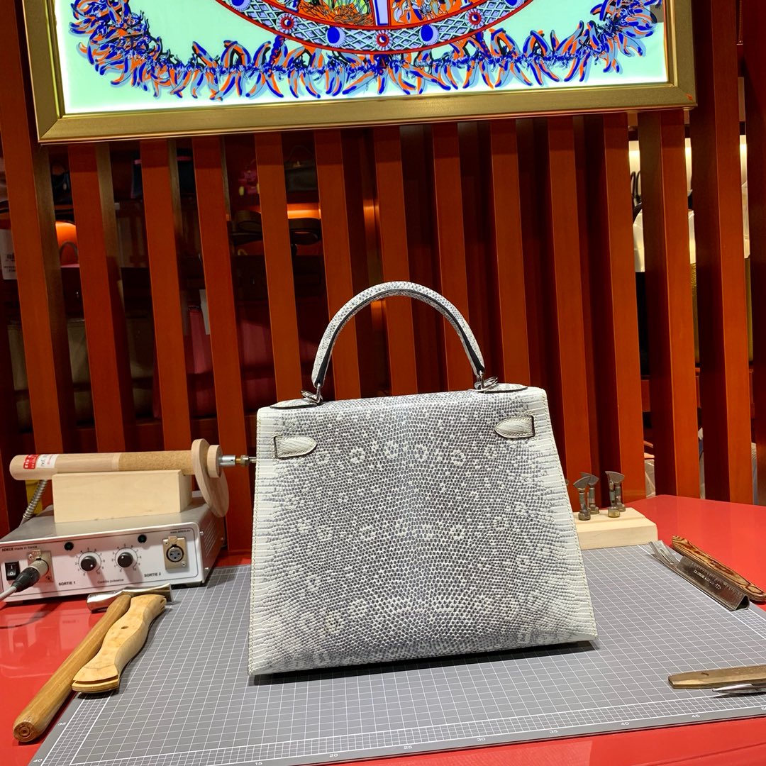 爱马仕包包批发 Hermes Kelly28CM 自然色顶级蜥蜴皮凯莉包 银扣