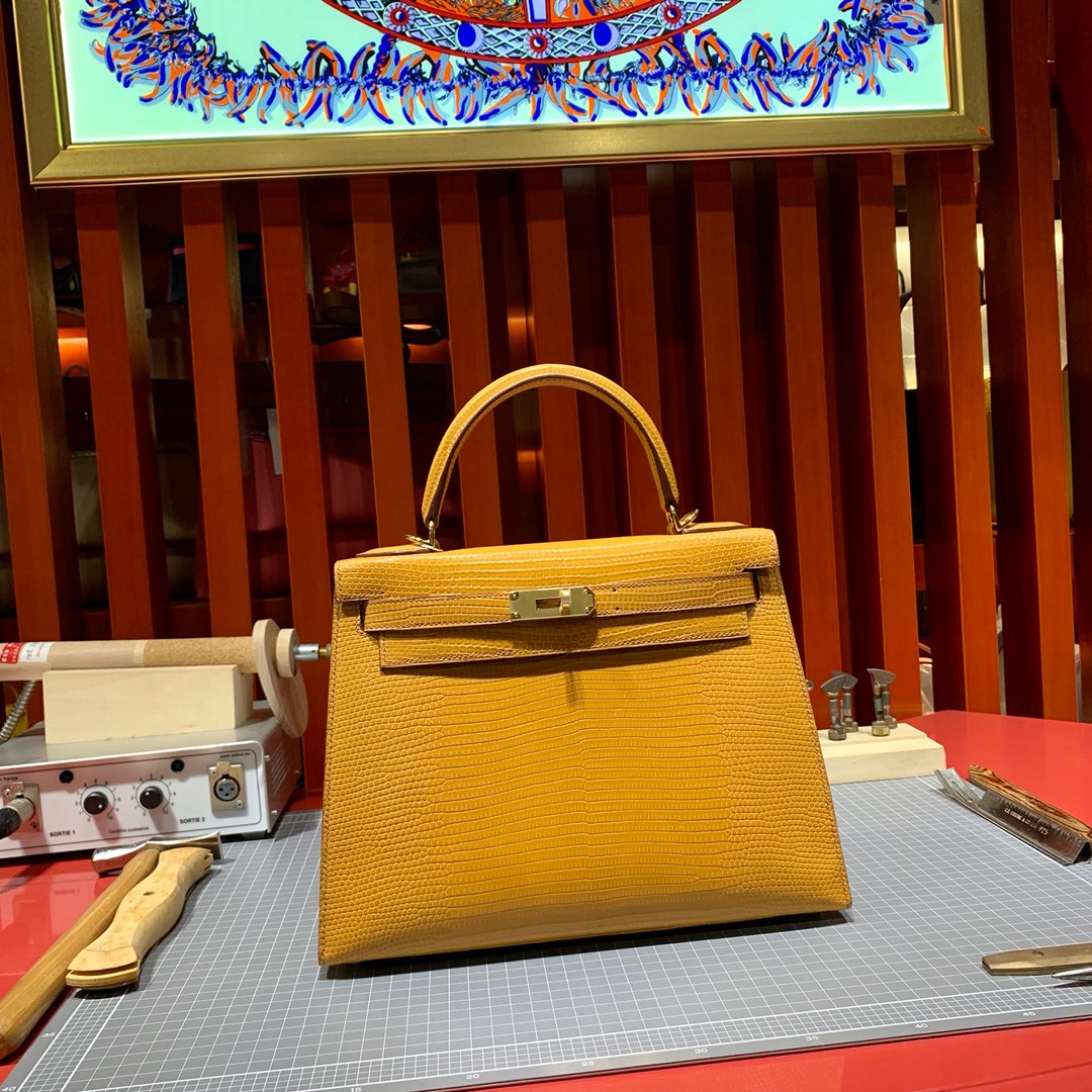 Hermes包包官网 爱马仕姜黄色顶级蜥蜴皮凯莉包Kelly28CM 金扣