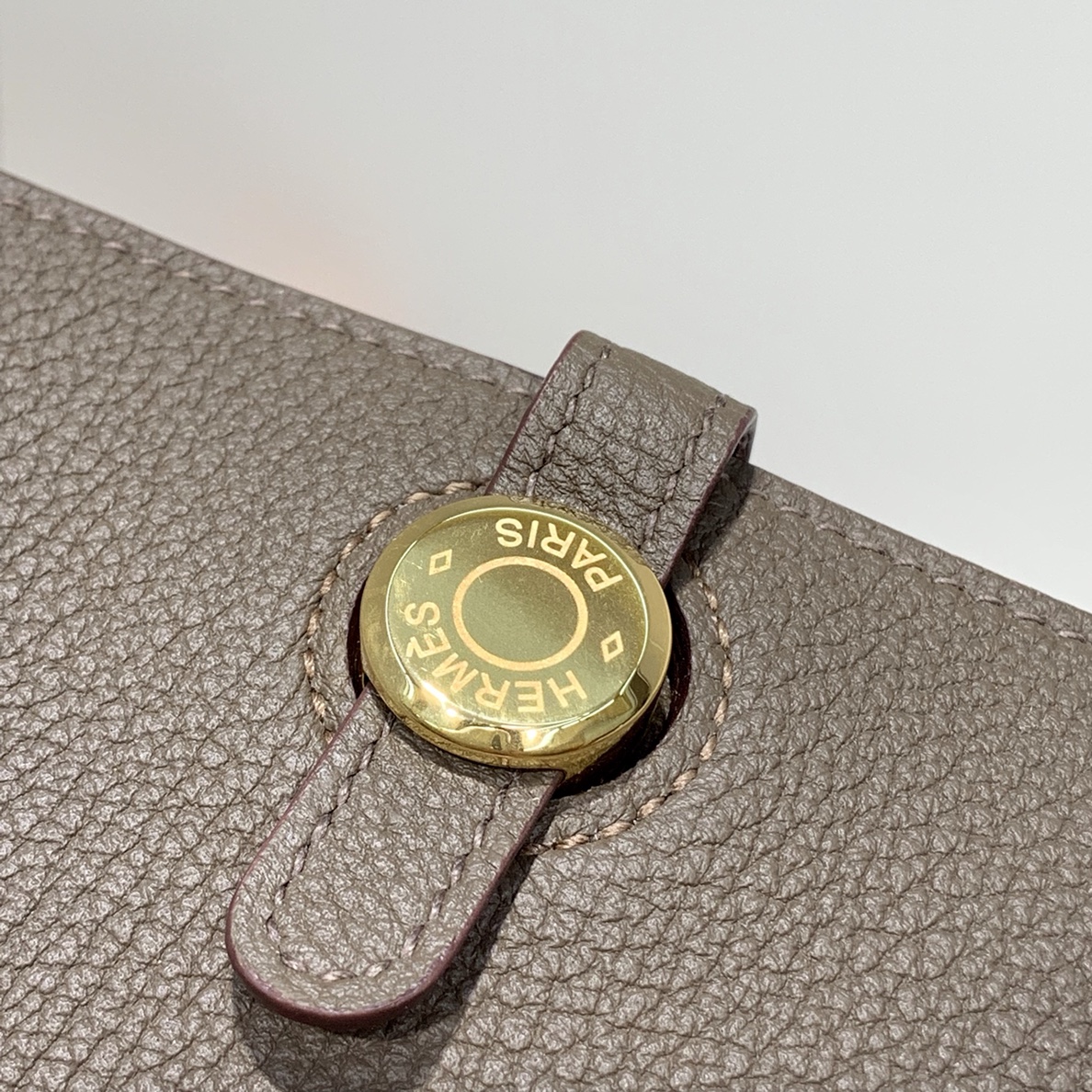 Hermes Dogon 爱马仕深大象灰进口Togo牛皮护照本钱夹卡包 金扣