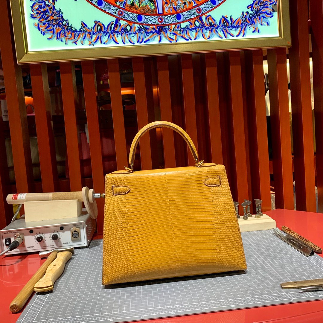 Hermes包包官网 爱马仕姜黄色顶级蜥蜴皮凯莉包Kelly28CM 金扣