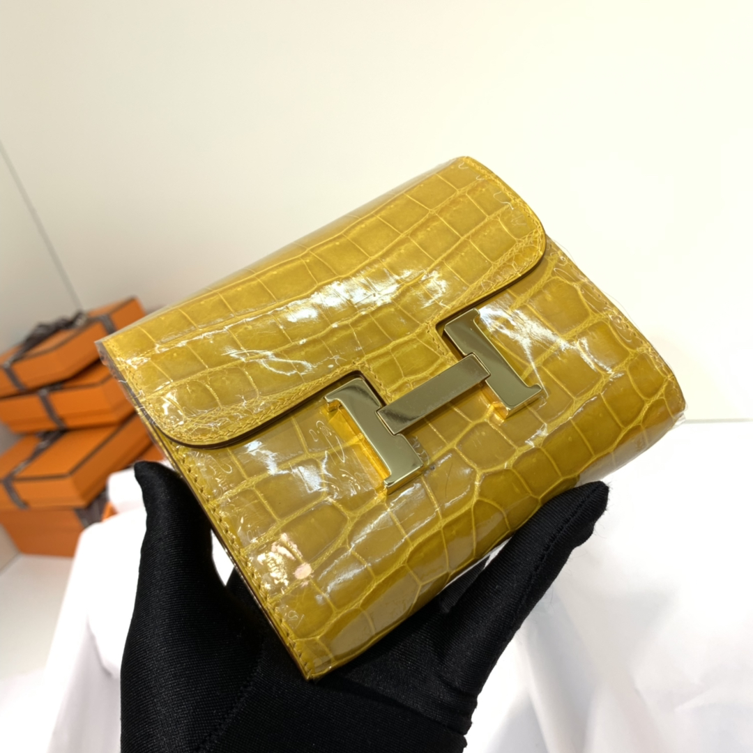 现货 Hermes钱包批发 爱马仕亮光鳄鱼皮短款康斯坦钱夹钱包 琥珀黄 金扣