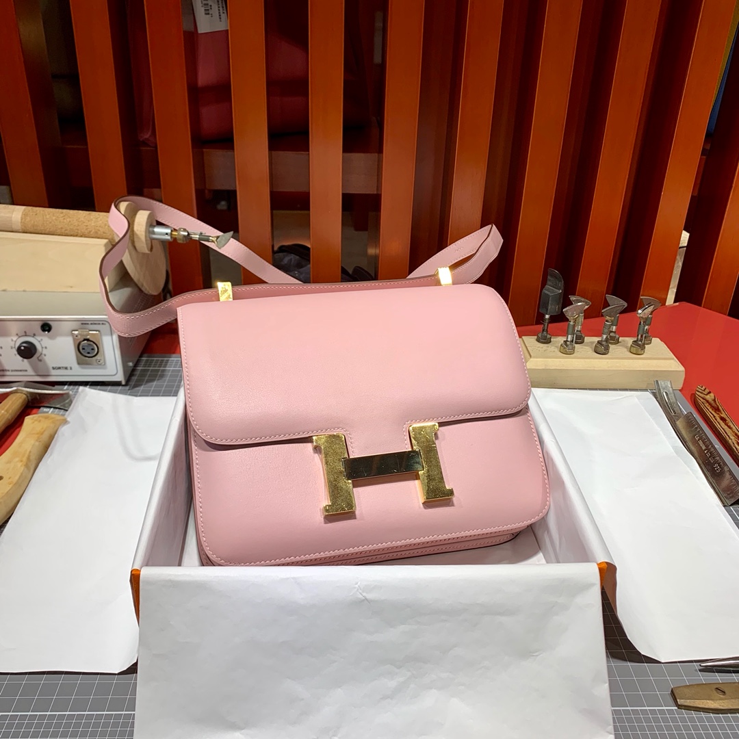 爱马仕空姐包价格 Hermes3Q粉色Swift牛皮Constance24CM斜挎女包 银扣