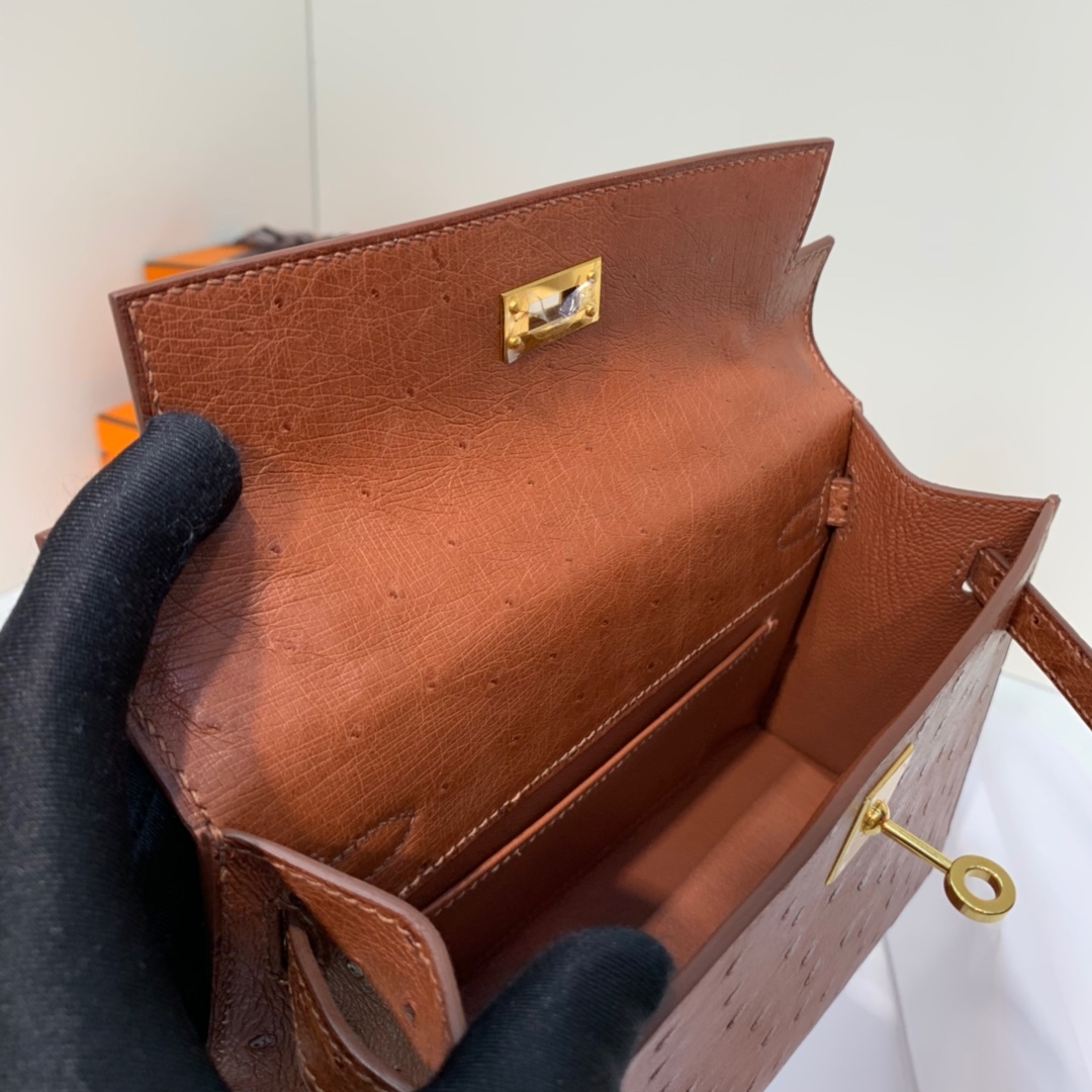 爱马仕包包官网 Hermes Minikelly22CM 进口鸵鸟皮迷你凯莉包 古铜色 金扣