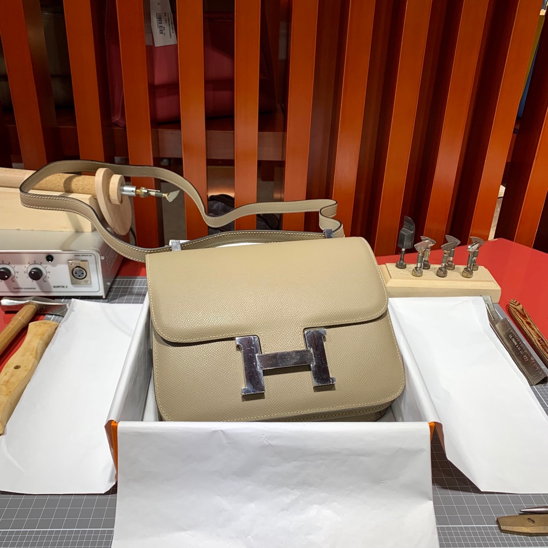 爱马仕空姐包批发 Hermes Constance24CM 浅灰色掌纹牛皮 银扣