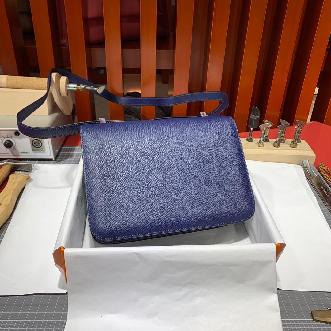 现货 Hermes包包批发 爱马仕宝石蓝掌纹牛皮康斯坦包Constance24CM 银扣