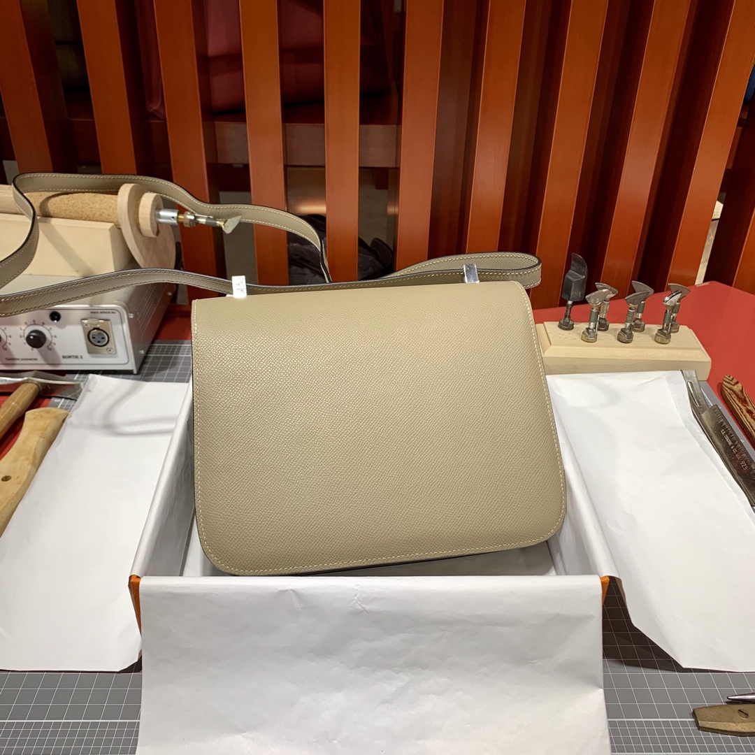 爱马仕空姐包批发 Hermes Constance24CM 浅灰色掌纹牛皮 银扣