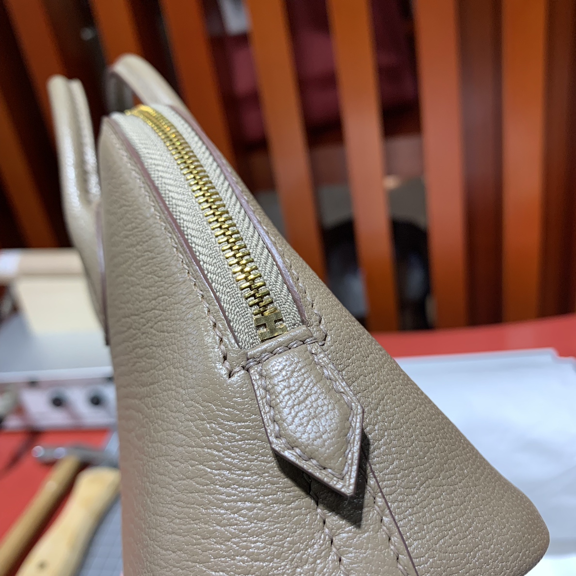 Hermes包包货源 爱马仕大象灰山羊皮迷你保龄球包Mini Bolide18CM 本色线 金扣