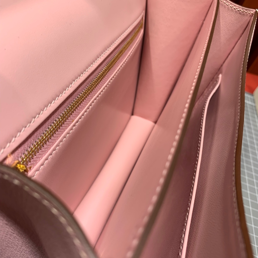 爱马仕空姐包价格 Hermes3Q粉色Swift牛皮Constance24CM斜挎女包 银扣