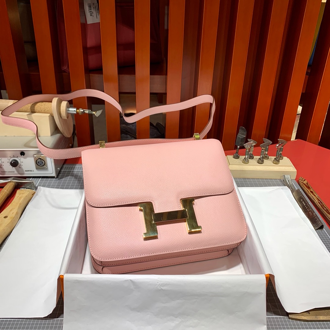现货 爱马仕康斯坦包价格 Hermes Constance24CM 3Q粉色掌纹牛皮 金扣
