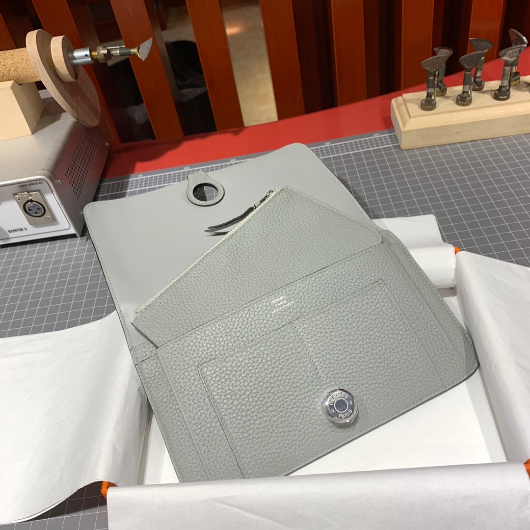 爱马仕Dogon护照本 Hermes海鸥灰进口TC牛皮钱夹卡包 银扣