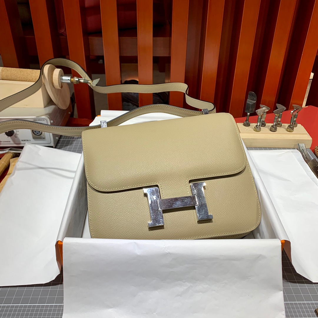现货 爱马仕空姐包尺寸 Hermes Constance24CM 风衣灰掌纹牛皮 银扣