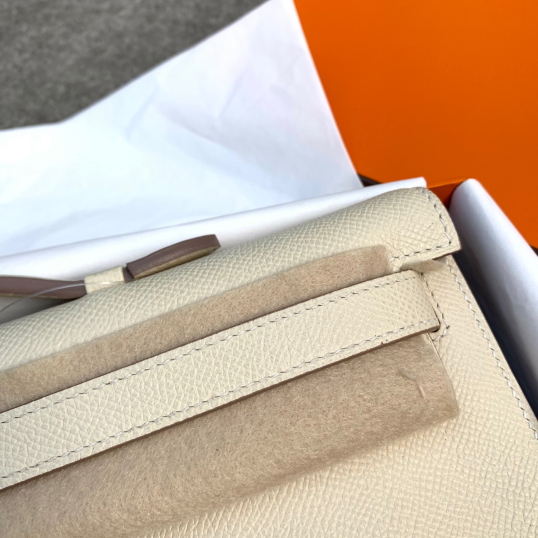爱马仕手包价格 Hermes Kelly Cut 奶昔白进口掌纹牛皮手拿包 银扣