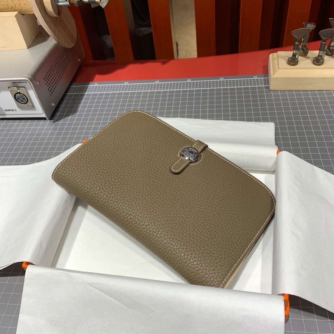 爱马仕手包价格 Hermes手工缝制TC牛皮Dogon护照本钱夹 大象灰 银扣