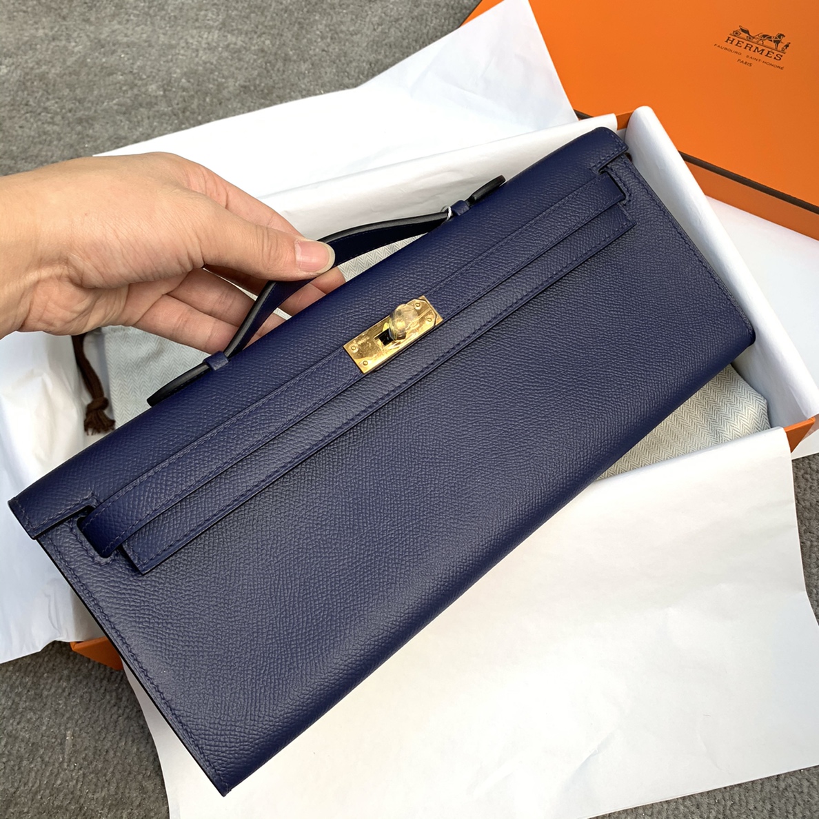 爱马仕经典款女包 Hermes Kelly Cut宝石蓝进口掌纹牛皮手拿包 金扣