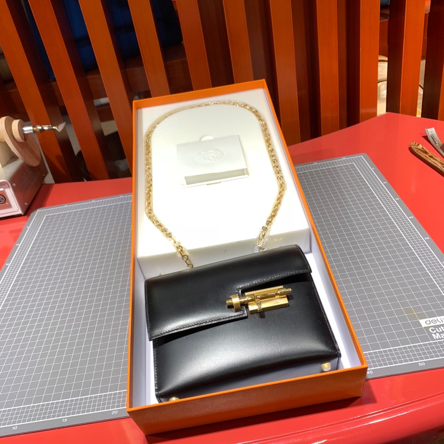现货 爱马仕单肩女包 Hermes Box牛皮Verrou17CM手枪包 黑色 最新D刻金扣