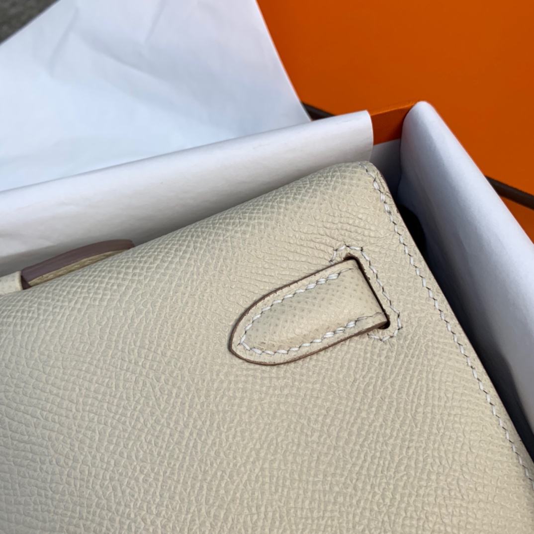 爱马仕手包价格 Hermes Kelly Cut 奶昔白进口掌纹牛皮手拿包 银扣