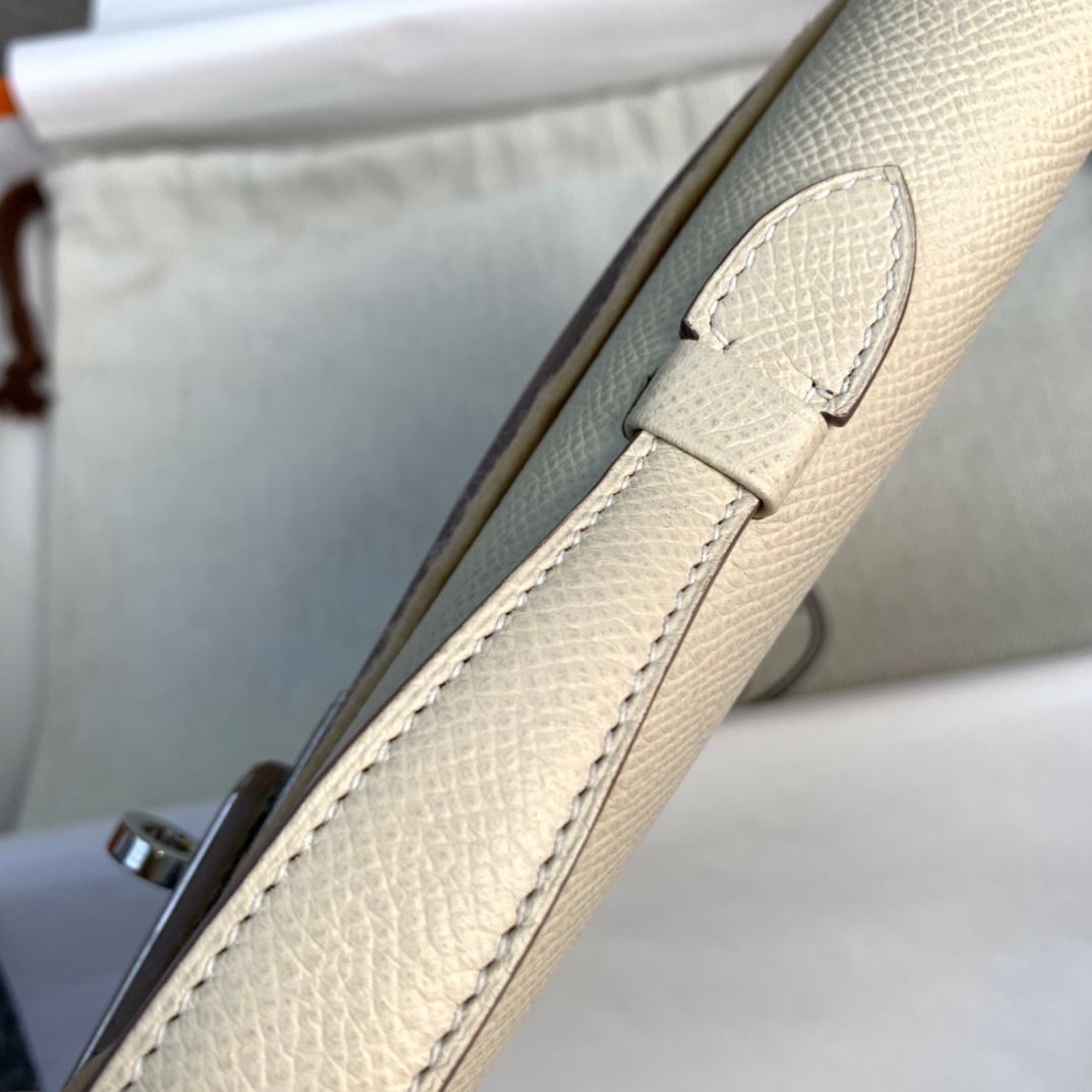 爱马仕手包价格 Hermes Kelly Cut 奶昔白进口掌纹牛皮手拿包 银扣