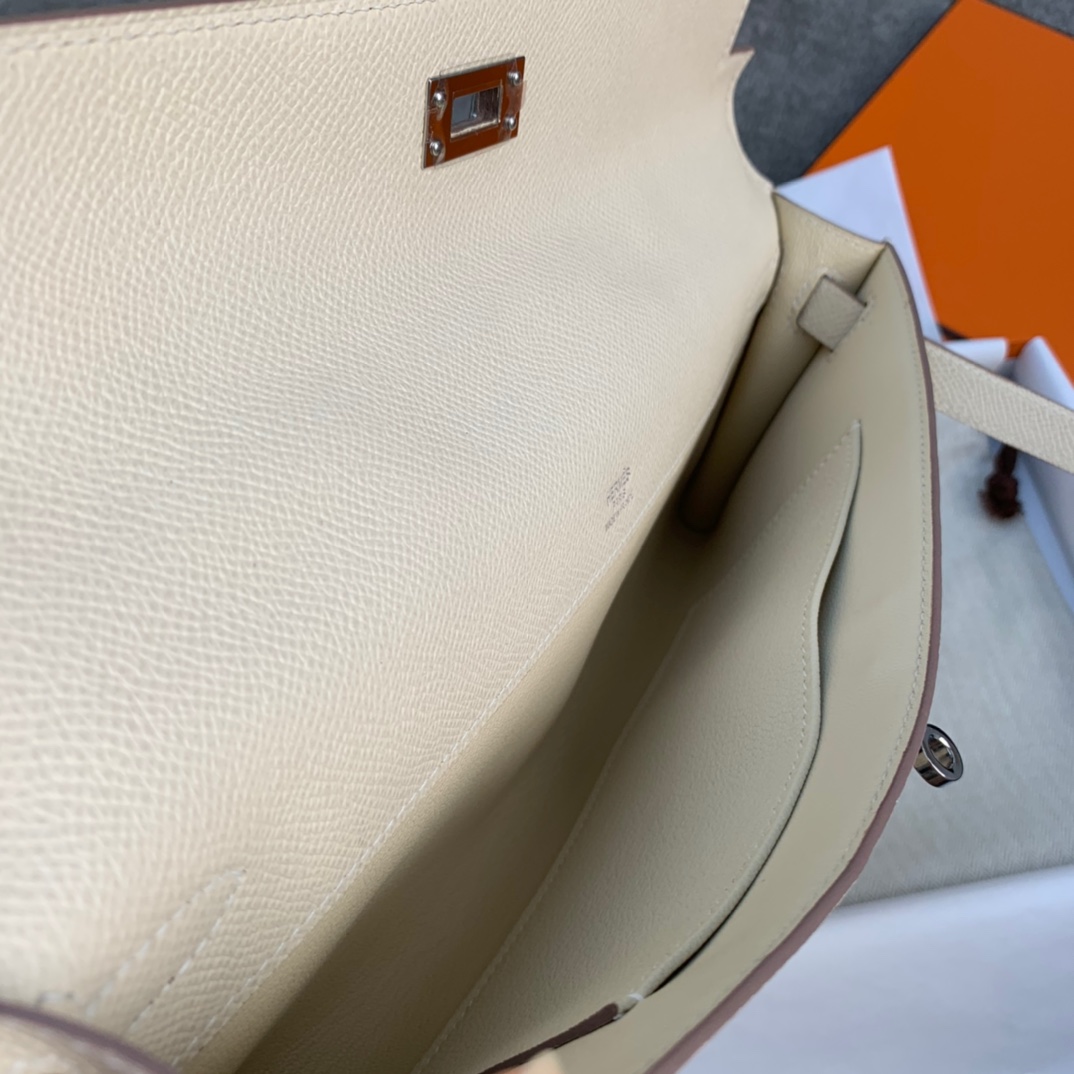 爱马仕手包价格 Hermes Kelly Cut 奶昔白进口掌纹牛皮手拿包 银扣