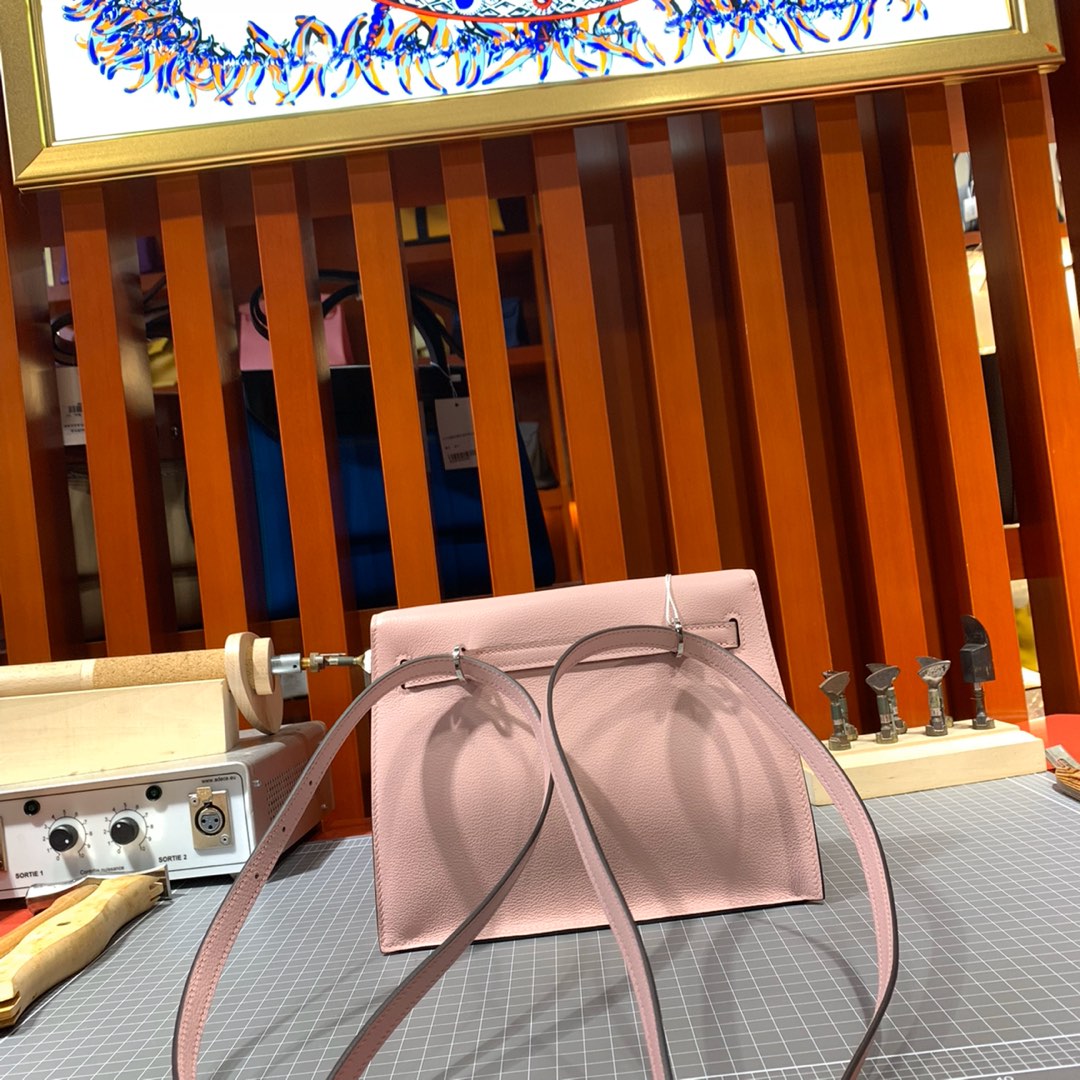 爱马仕包包批发 Hermes Kelly Danse 3Q粉色顶级Evercolor皮双肩包 银扣
