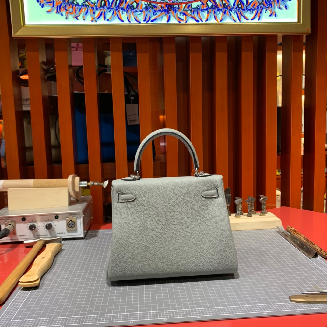 现货 Hermes包包官网 爱马仕4Z海鸥灰进口Togo皮凯莉包Kelly25CM 银扣