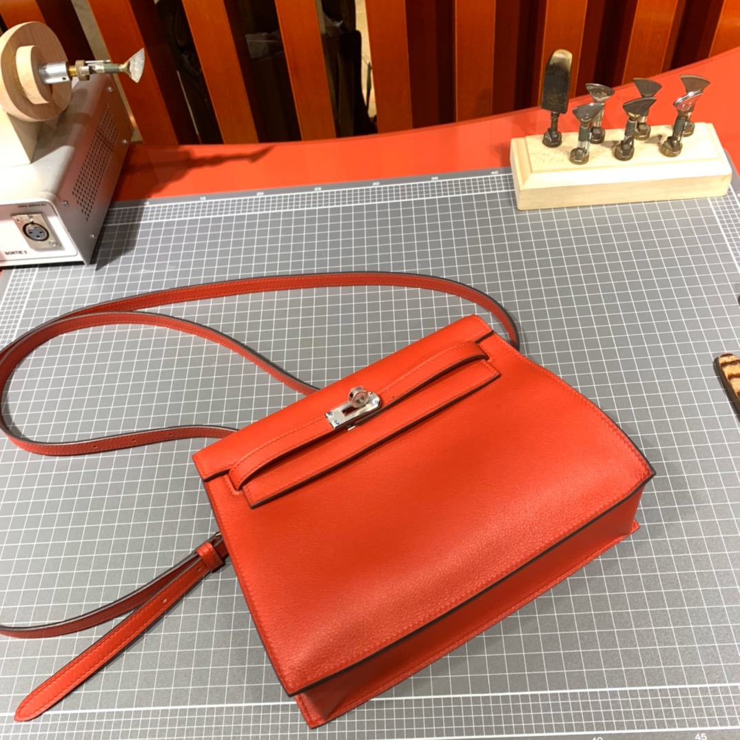 爱马仕新款包包 Hermes Kelly Danse Q5大红色Swift牛皮 银扣