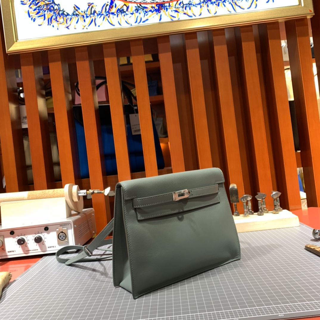 爱马仕女包价格 Hermes Kelly Danse 63杏绿色Swift牛皮 银扣