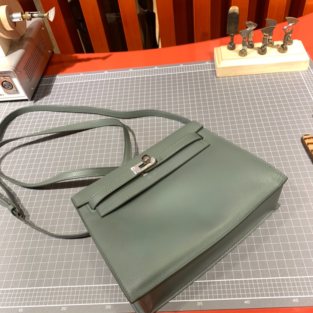 爱马仕女包价格 Hermes Kelly Danse 63杏绿色Swift牛皮 银扣