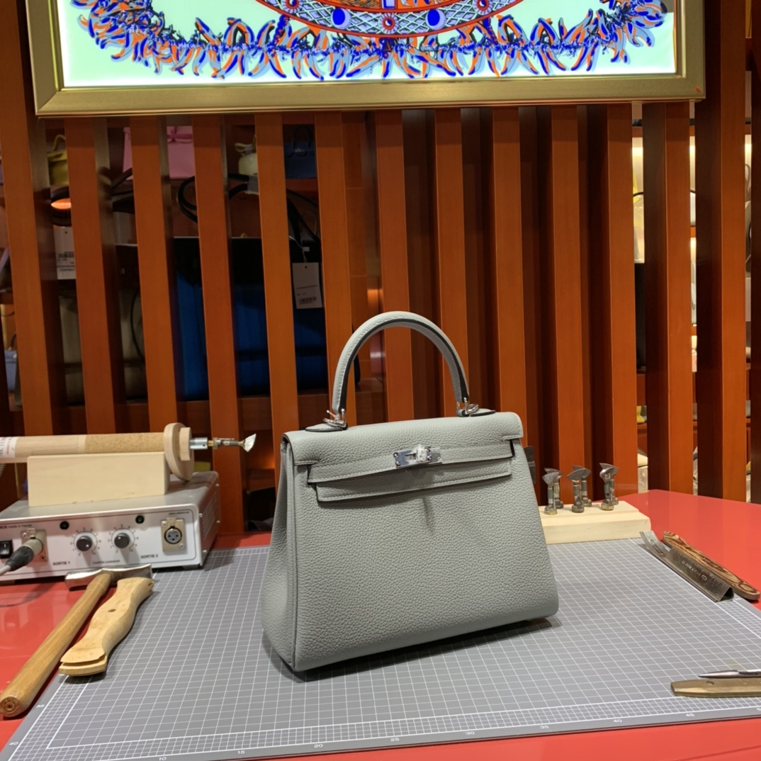 现货 Hermes包包官网 爱马仕4Z海鸥灰进口Togo皮凯莉包Kelly25CM 银扣