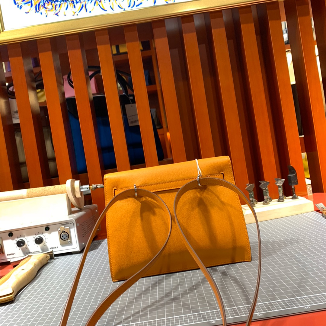 爱马仕Kelly Danse包包 Hermes顶级Evercolor皮9I杏黄色肩背包 银扣