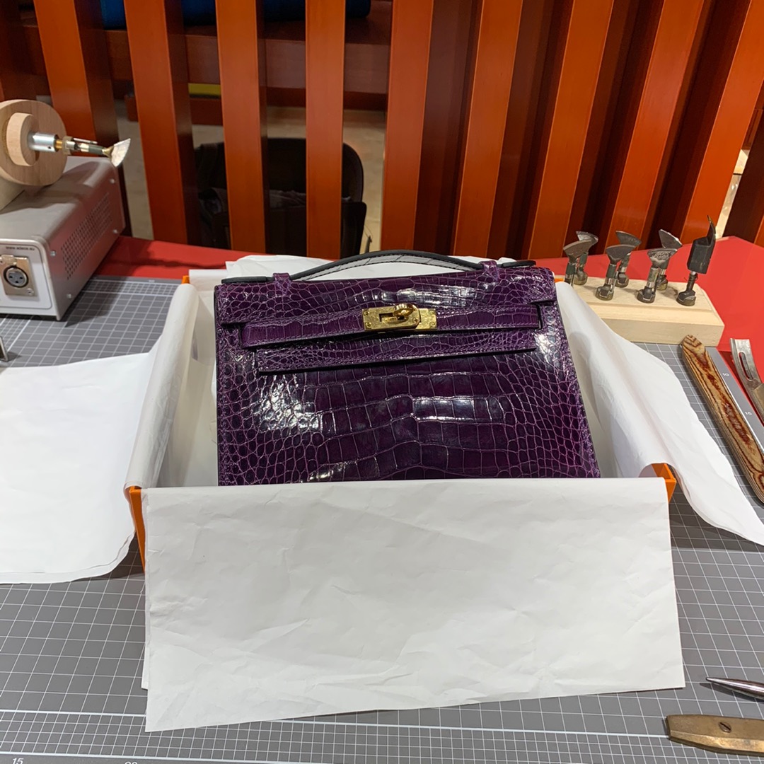 现货 Hermes Minikelly Pochette 爱马仕3V茄子紫亮面鳄鱼皮迷你凯莉包 金扣
