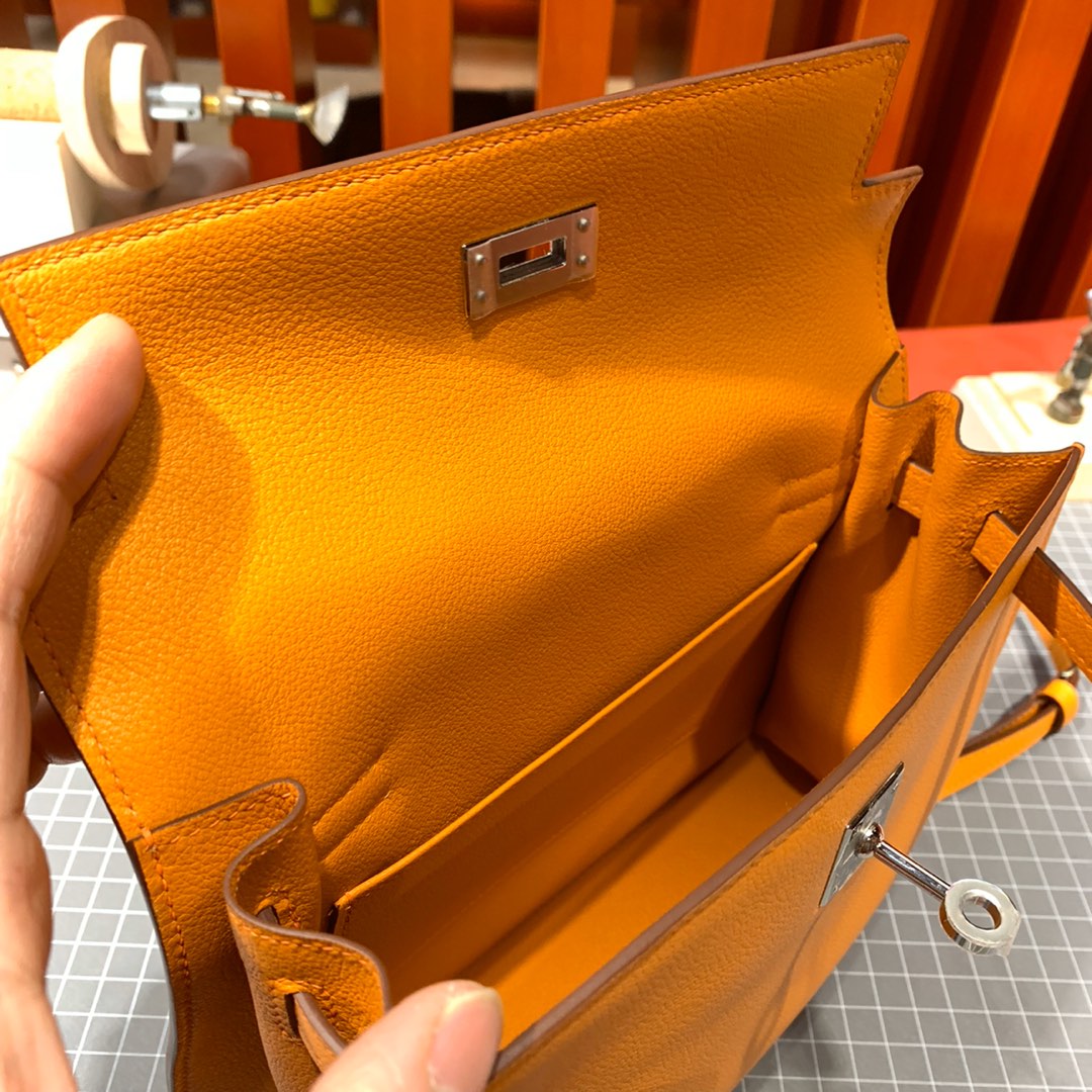 爱马仕Kelly Danse包包 Hermes顶级Evercolor皮9I杏黄色肩背包 银扣