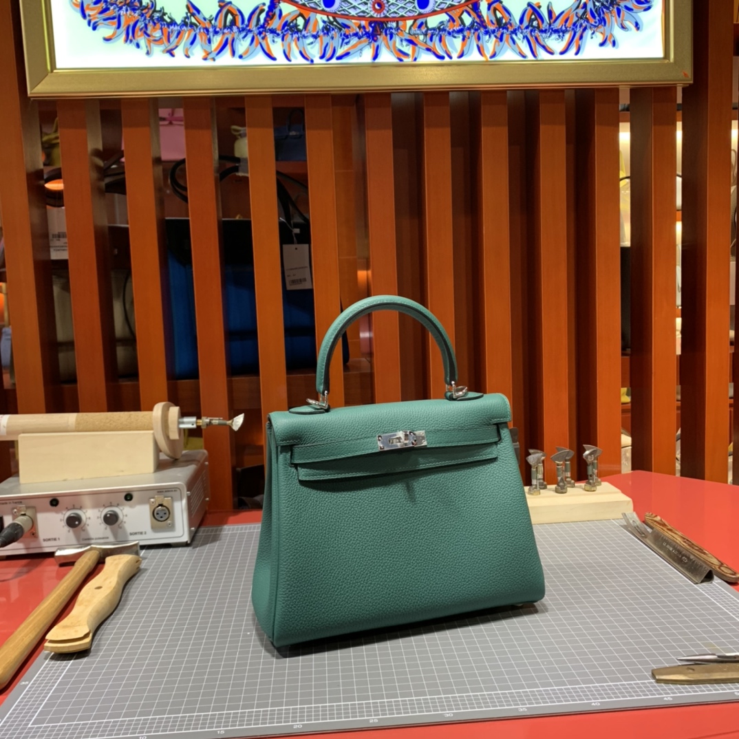 现货 爱马仕凯莉包尺寸 Hermes Kelly25cm Z6孔雀绿Togo皮 银扣