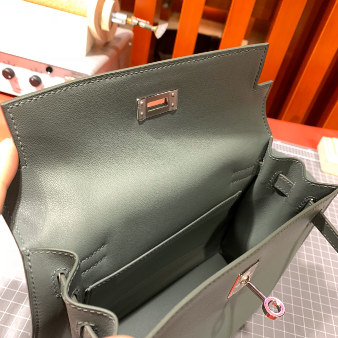 爱马仕女包价格 Hermes Kelly Danse 63杏绿色Swift牛皮 银扣