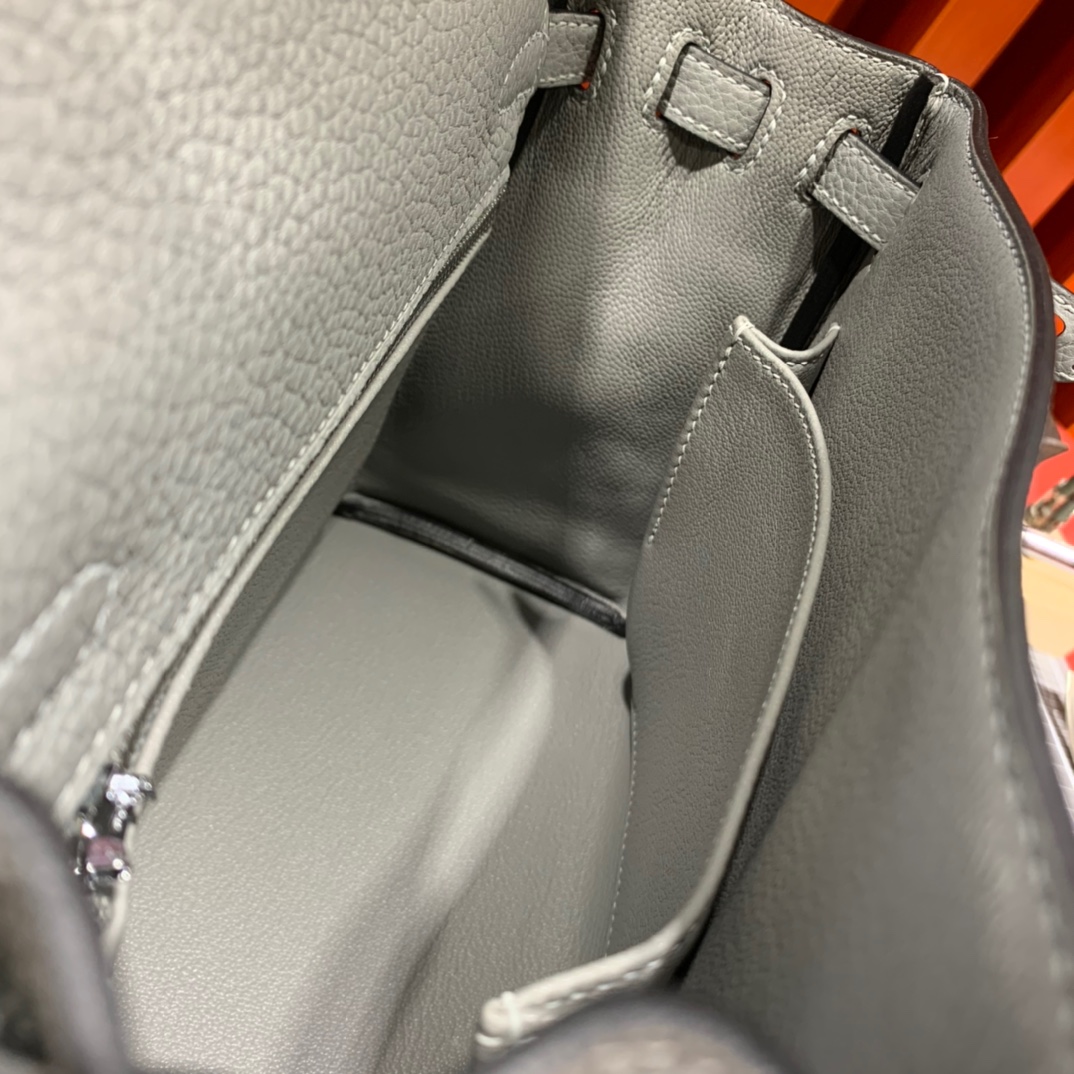 现货 Hermes包包官网 爱马仕4Z海鸥灰进口Togo皮凯莉包Kelly25CM 银扣