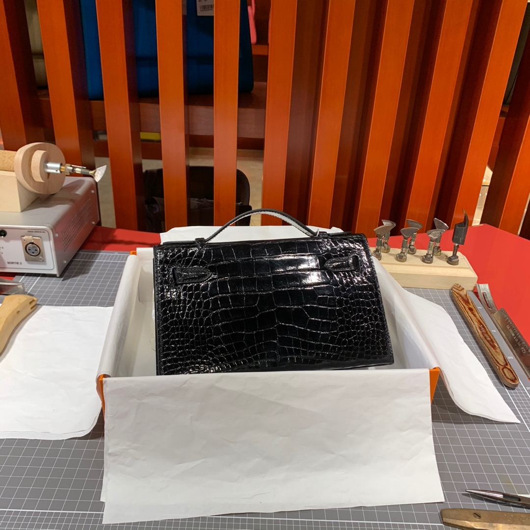 现货 爱马仕迷你凯莉包 Hermes Minikelly22CM 89黑色亮面鳄鱼皮 银扣