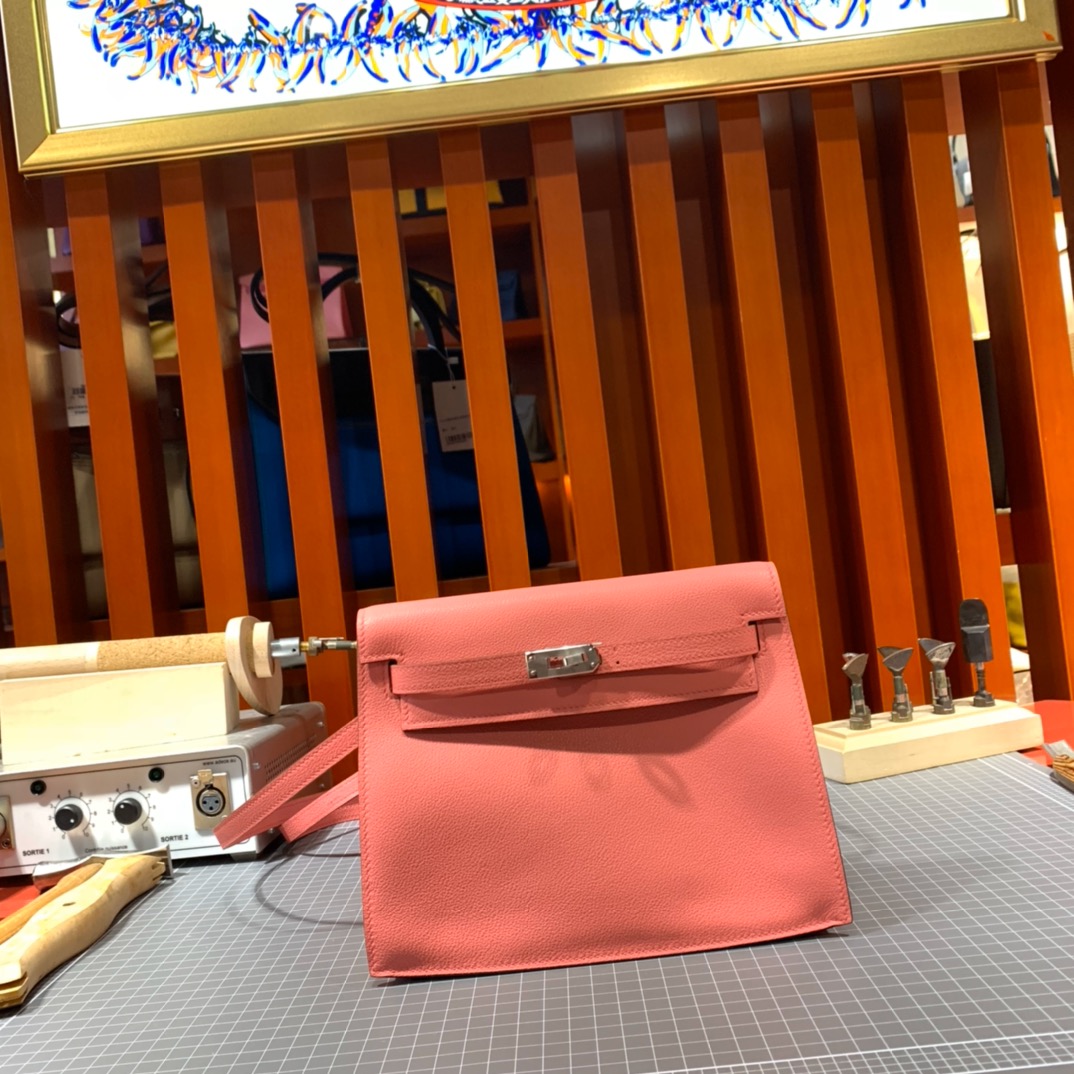 Hermes包包价格 爱马仕月季花粉色Evercolor皮Kelly Danse斜挎包 银扣